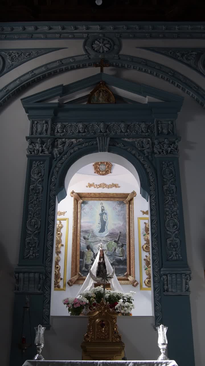 美丽的安达卢西亚祭坛，在一个小隐居处有一个圣母的形象视频下载