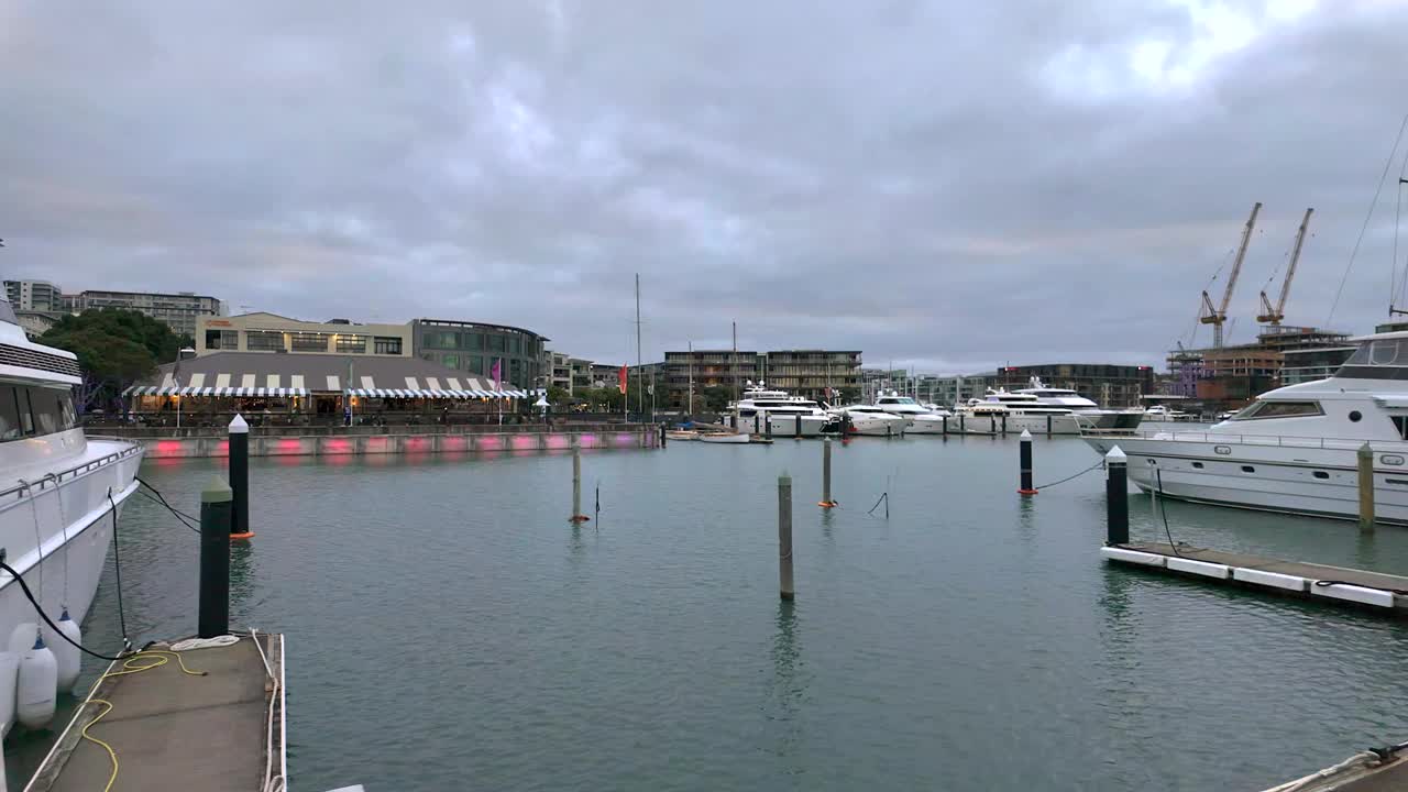 黄昏时分，新西兰奥克兰市中心的高架桥码头视频下载