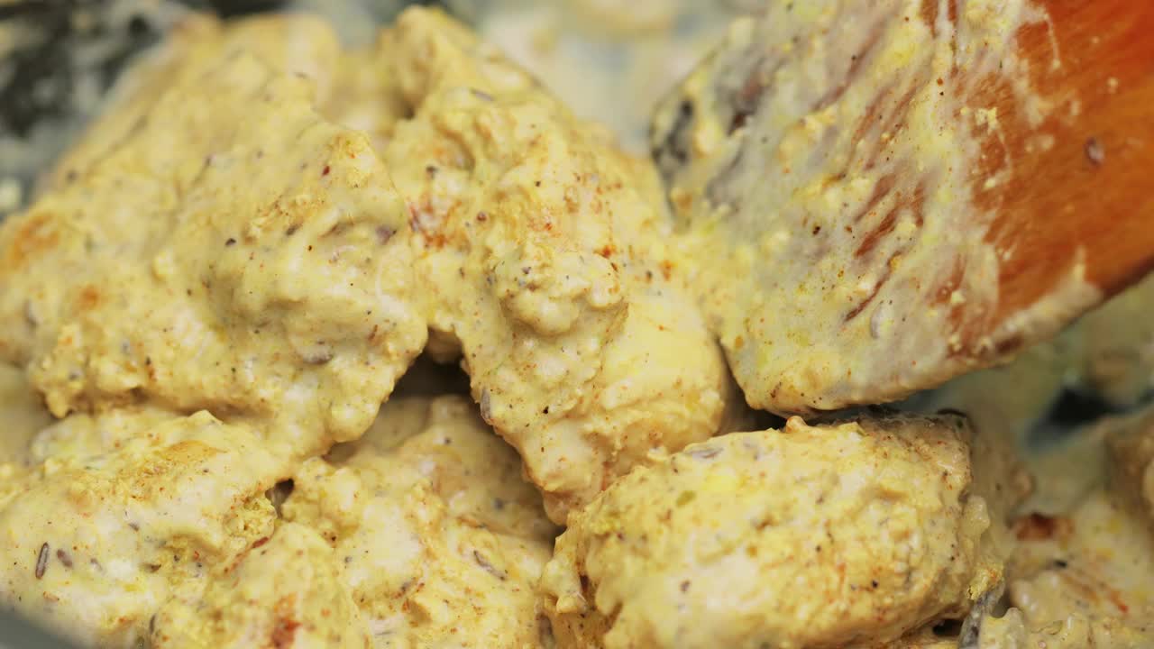 用木铲搅拌酸奶炸鸡，煮鸡肉香饭视频下载