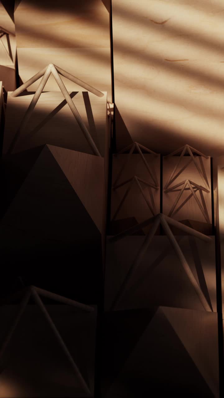 阳光下的木制金字塔构成了一个抽象的背景。视频下载