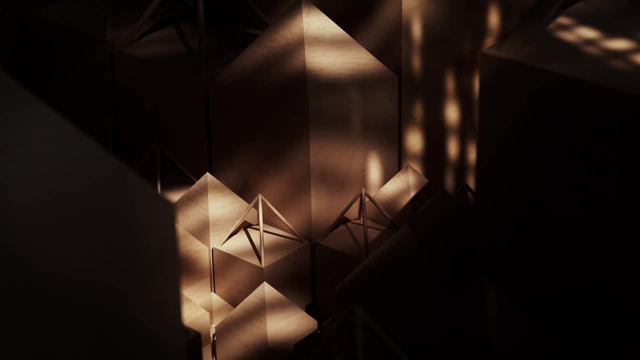 被阳光亲吻的木制金字塔，创造了一个抽象的背景。视频下载