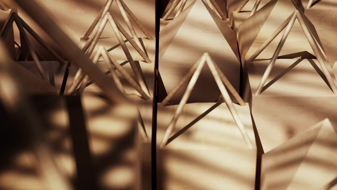 阳光照亮木制金字塔，创造了一个抽象的背景。视频下载