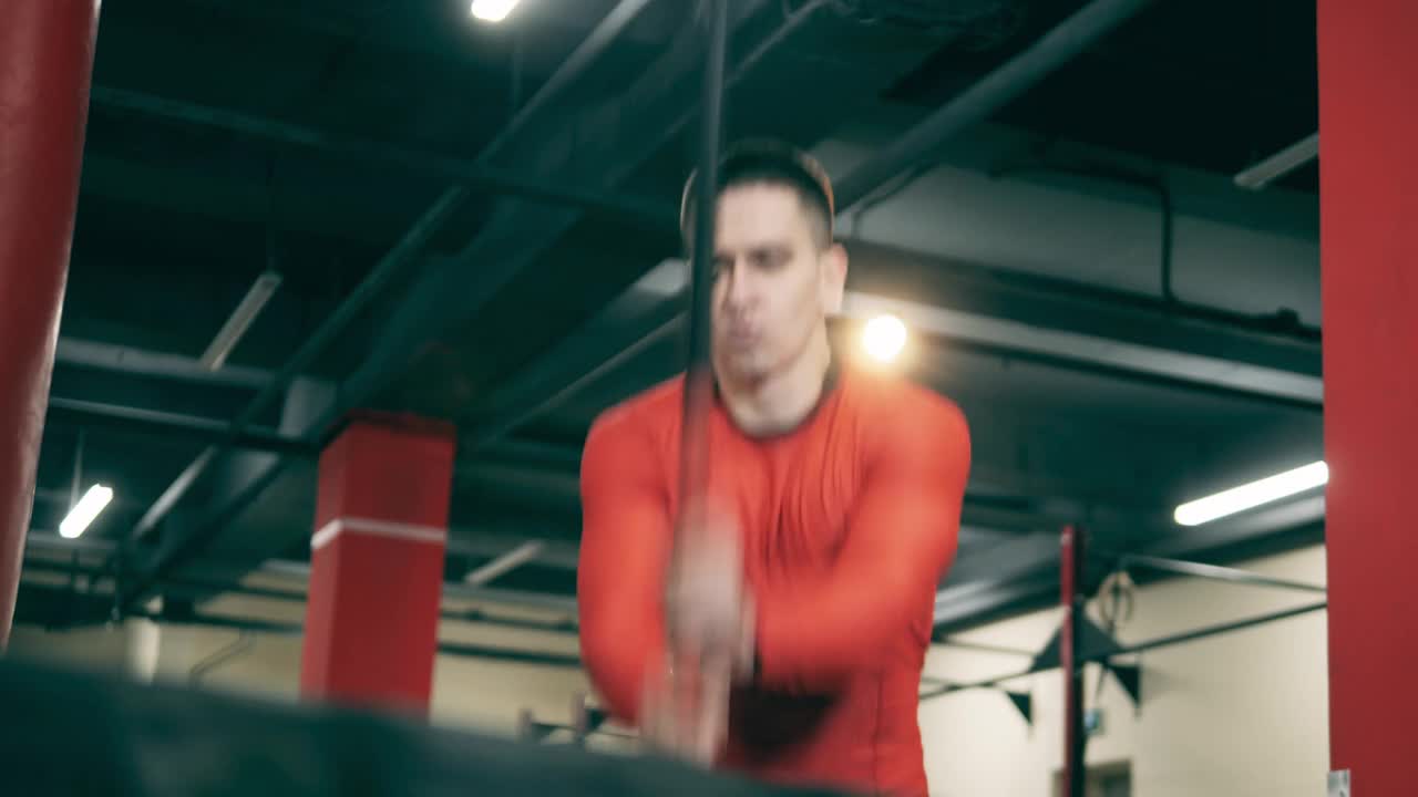 一个男人在健身房练习时正在使用锤子视频下载