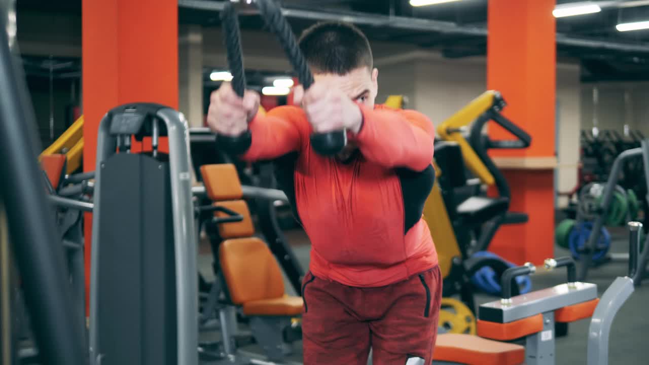一个男人正在做锻炼，以加强他的手臂视频下载