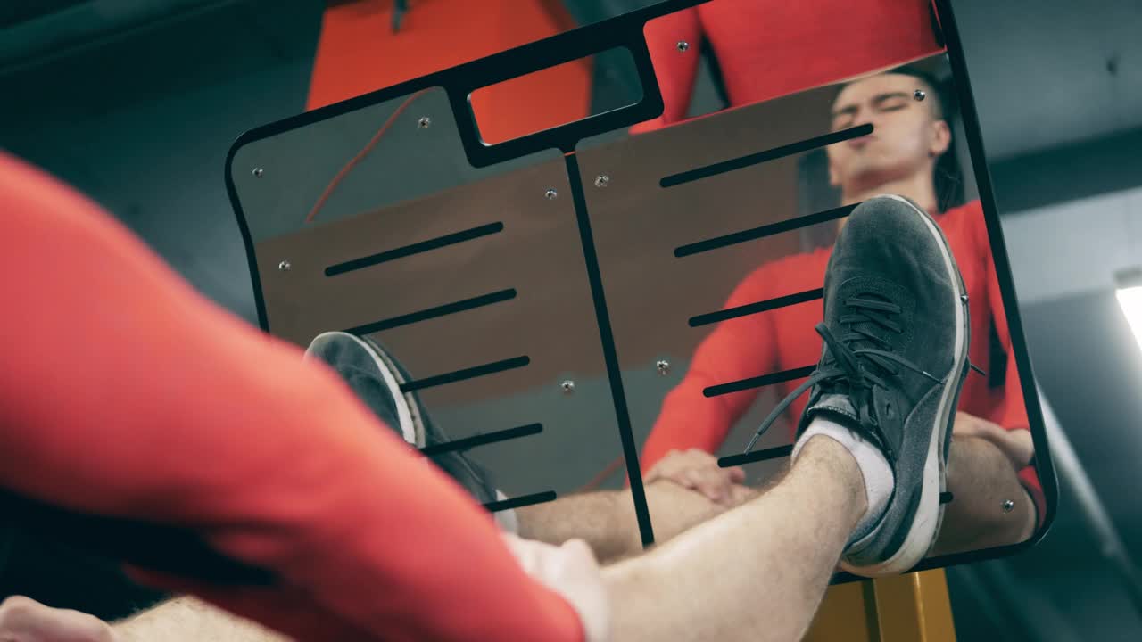 一位运动员正在使用健身机来增强他的腿部力量视频下载