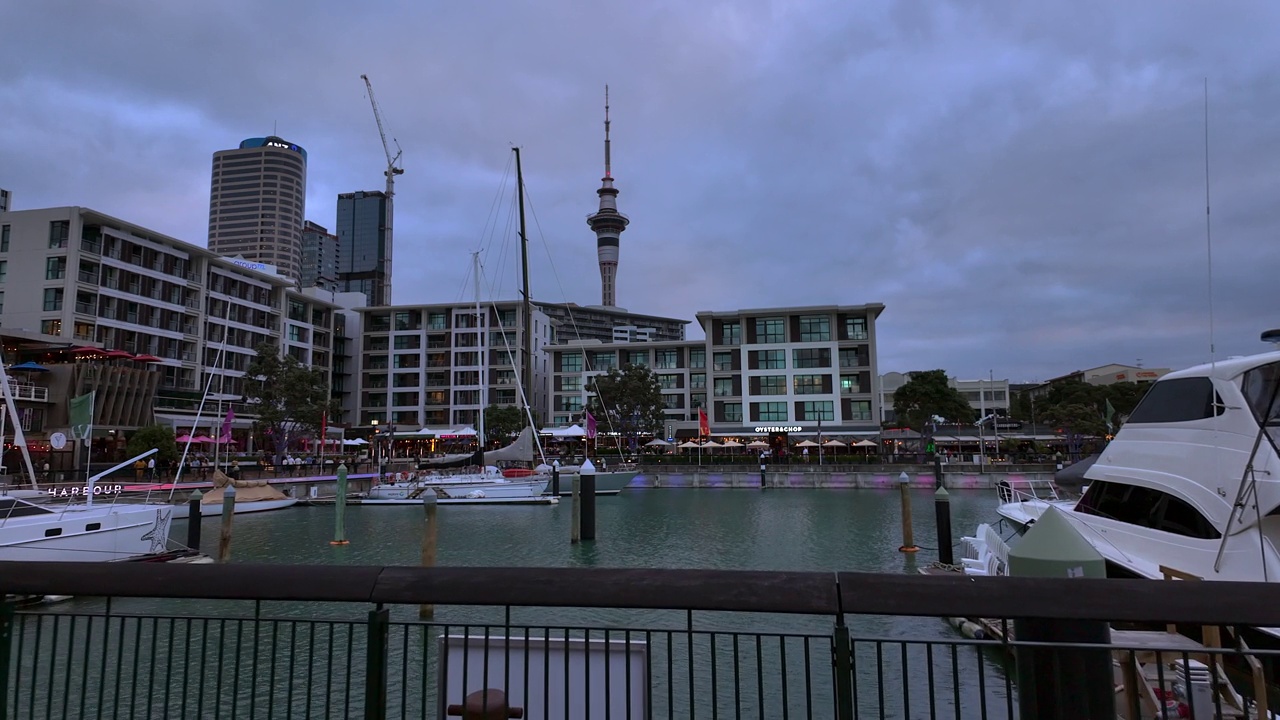黄昏时分，新西兰奥克兰市中心的高架桥码头视频下载