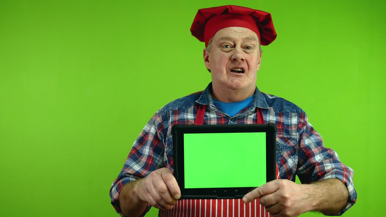 穿着红围裙的资深博主厨师制作视频课，讲述有趣的食谱。视频下载