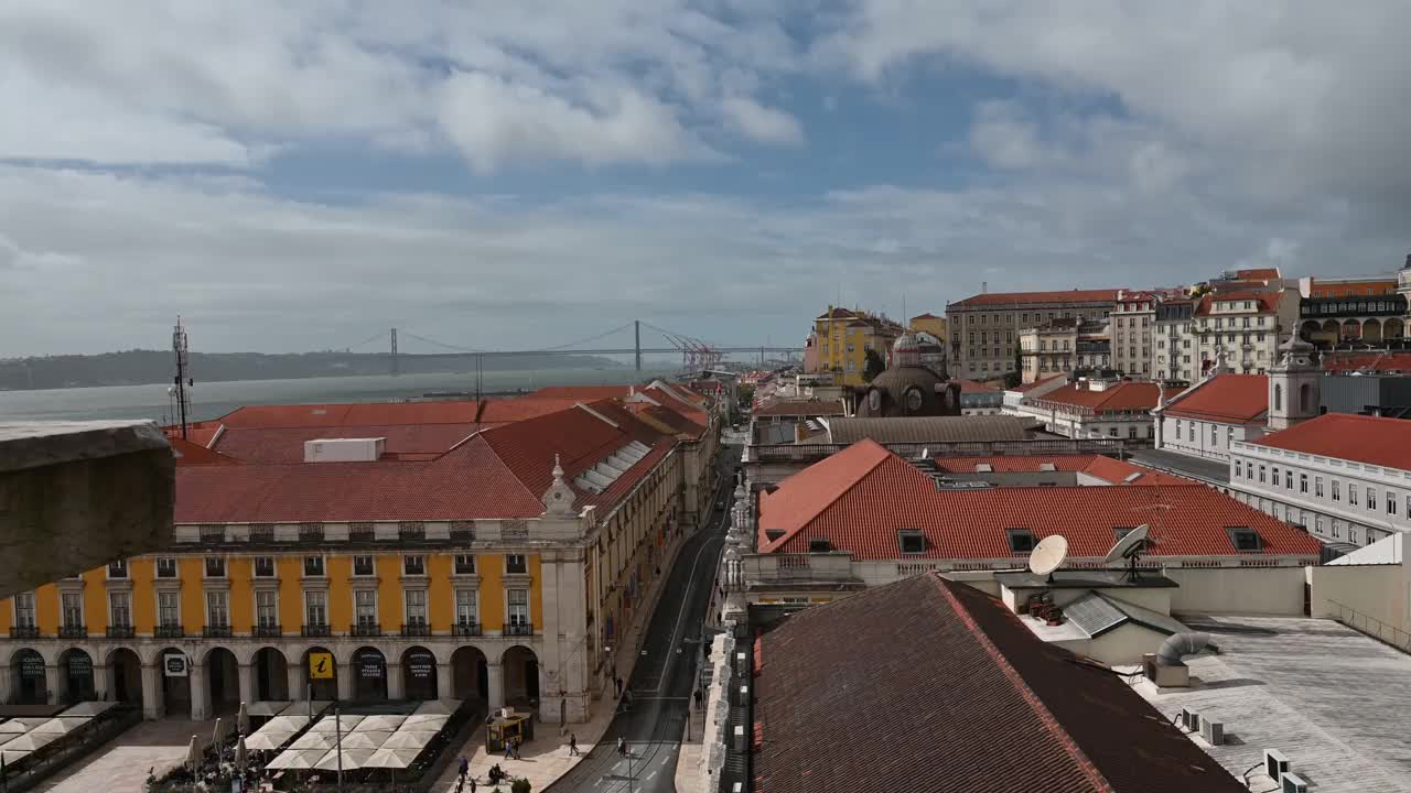商业广场位于里斯本市，
位于葡萄牙塔霍河附近视频下载