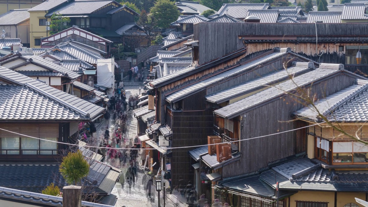 三内阪街上拥挤的游客的延时视频，周围是典型的京都联排别墅或町屋建筑，两边是清水寺附近视频下载