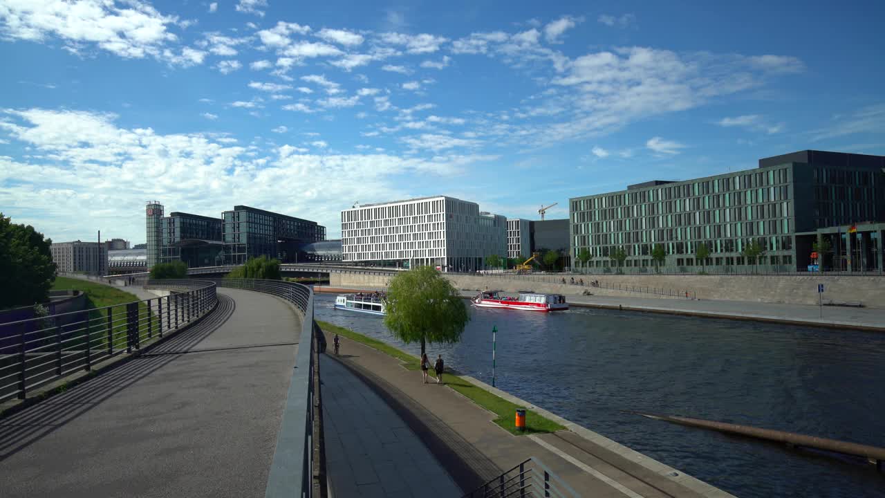 柏林的施普雷河，背景是中央车站视频下载