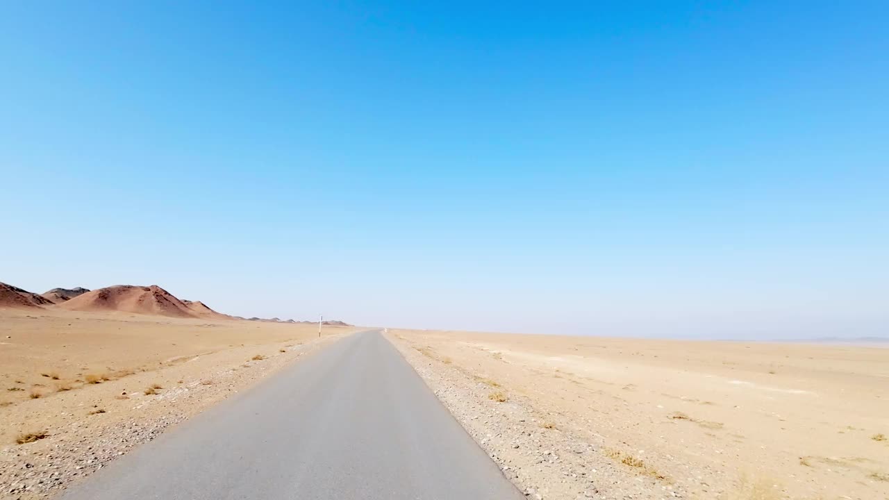 干旱草原上阳光照耀的道路视频下载