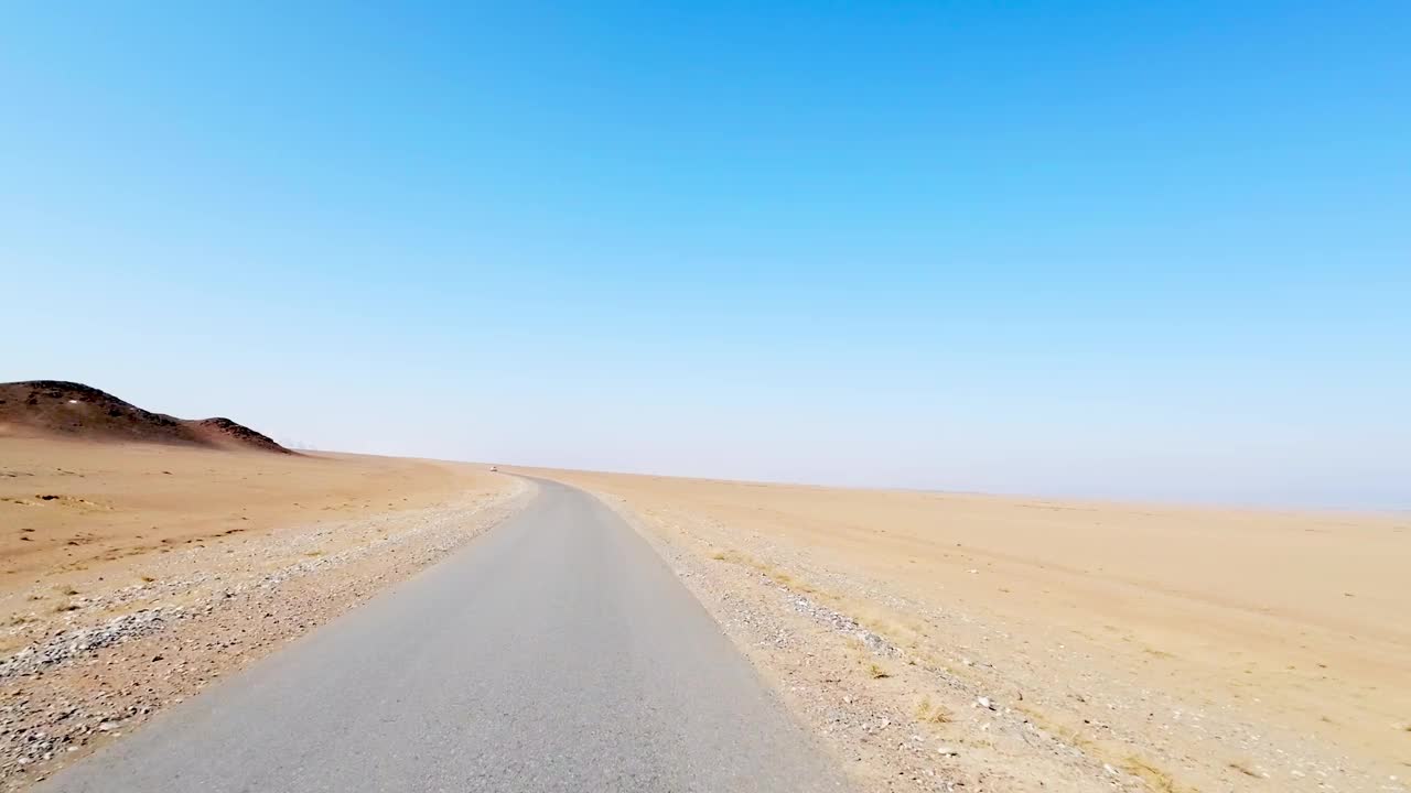 干旱草原上阳光照耀的道路视频下载