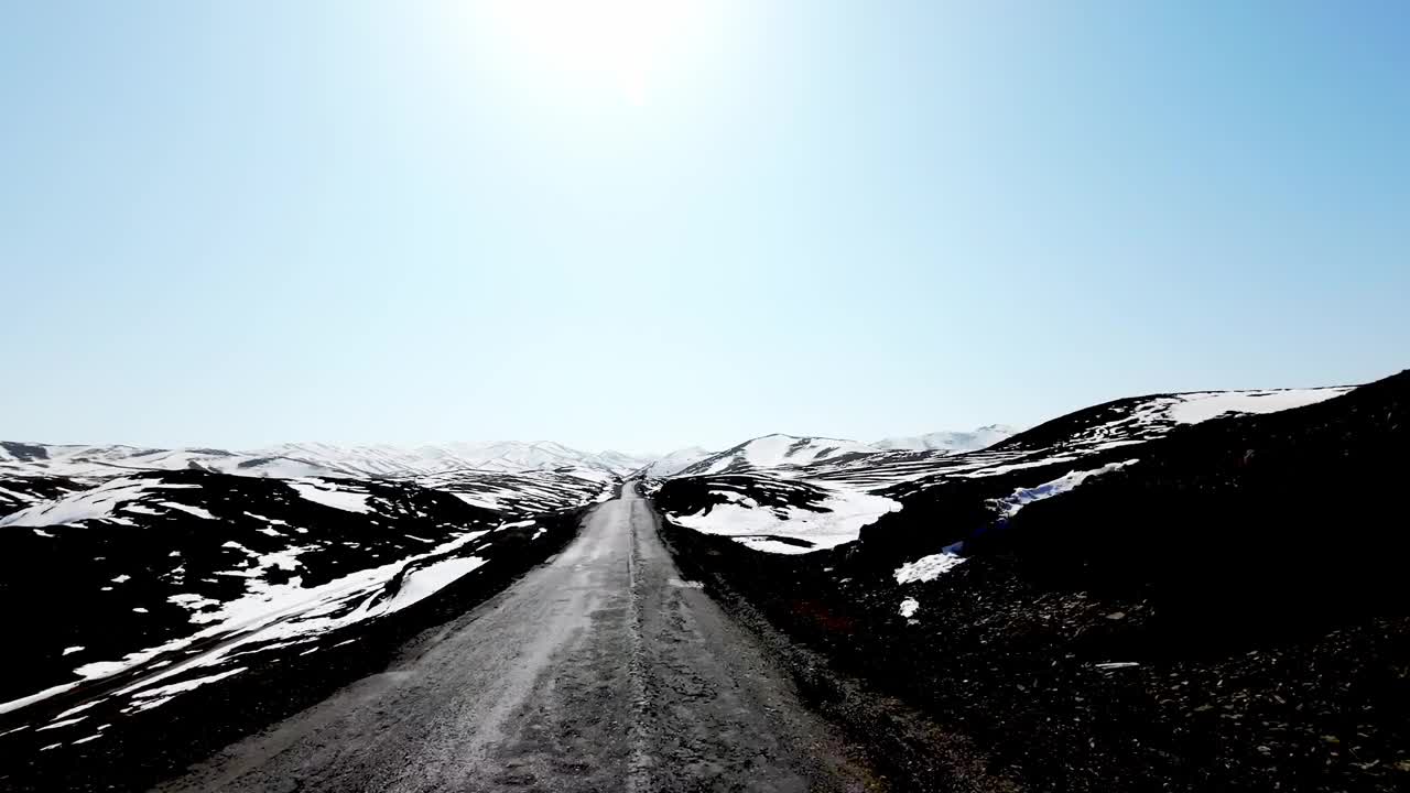 穿过雪山的路视频下载