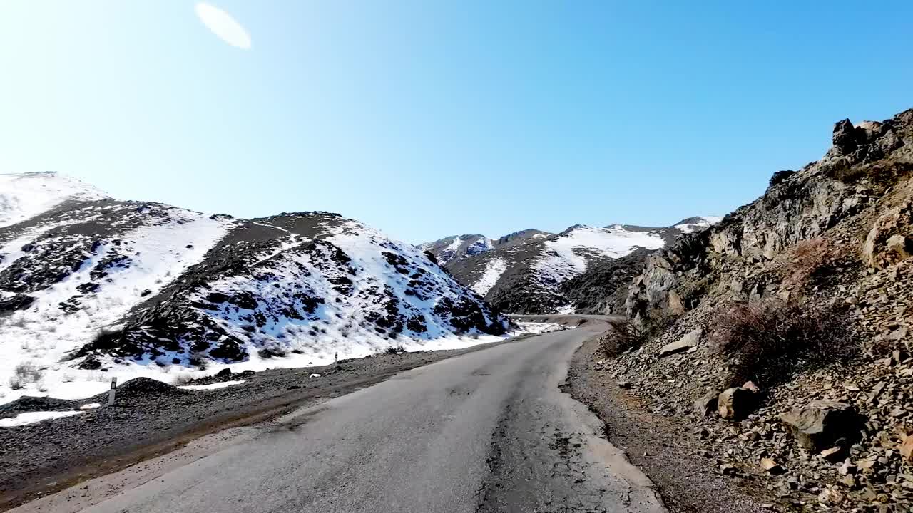 冬天蜿蜒的道路视频下载