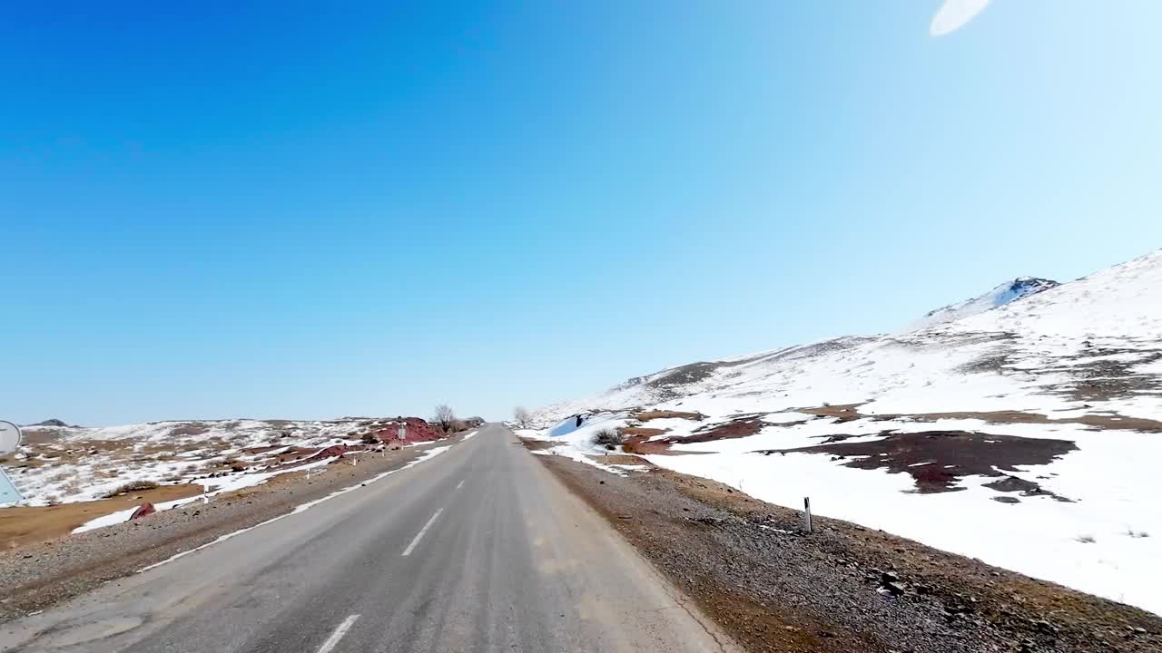 穿过雪山的路视频下载