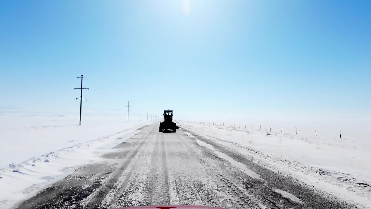 吹雪机在冬天的山路上行驶视频下载