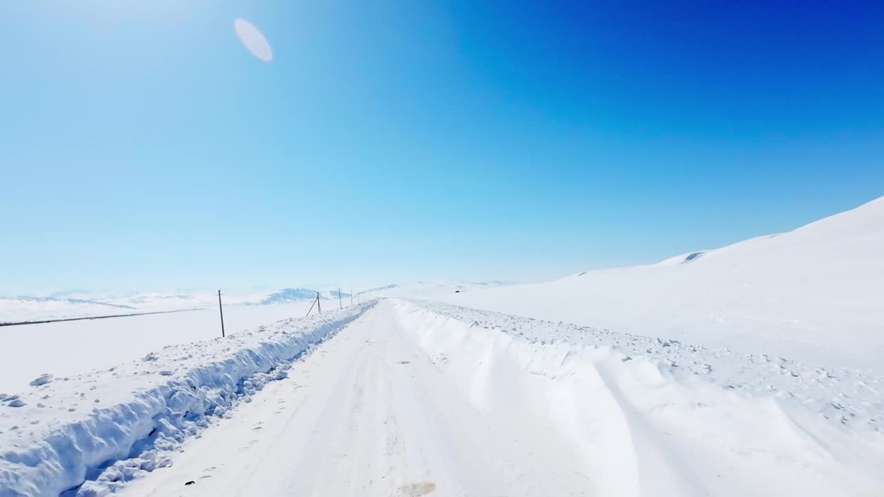 在冬天的深山积雪中清理道路视频下载