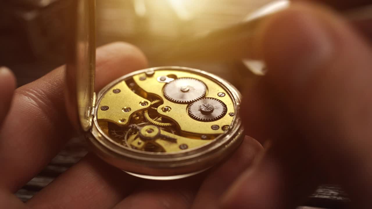 钟表匠拿着古董怀表。机械表维修视频下载