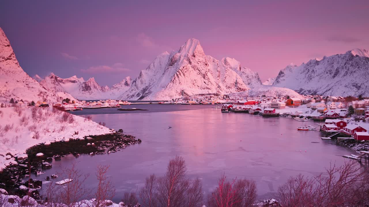 挪威罗弗敦群岛莱纳村的彩色日落自然冬季全景视频下载