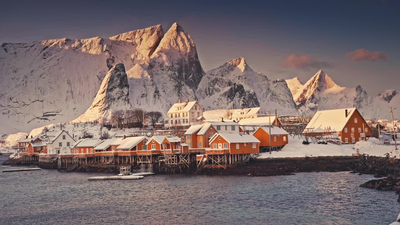 罗浮敦群岛美丽的自然景观，海景的黄色房屋渔村萨克里索伊，莱因，挪威视频下载