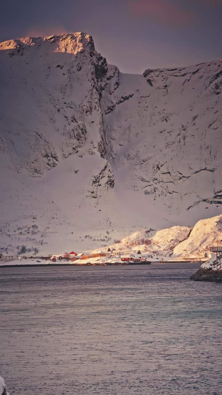 罗浮敦群岛美丽的自然景观，海景的黄色房屋渔村萨克里索伊，莱因，挪威视频下载