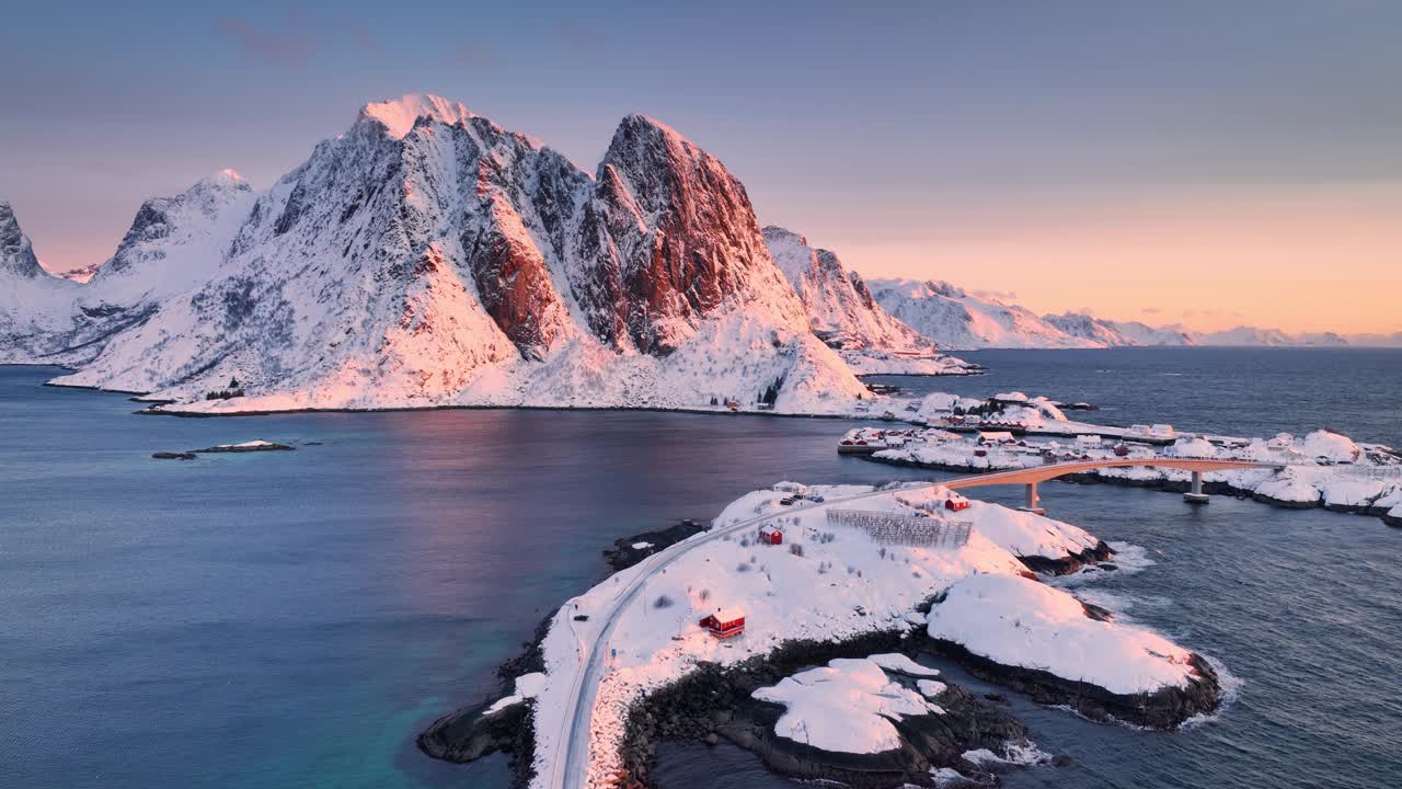 挪威罗弗敦群岛的Fredvang大桥和海岸的日落全景冬季景观视频下载