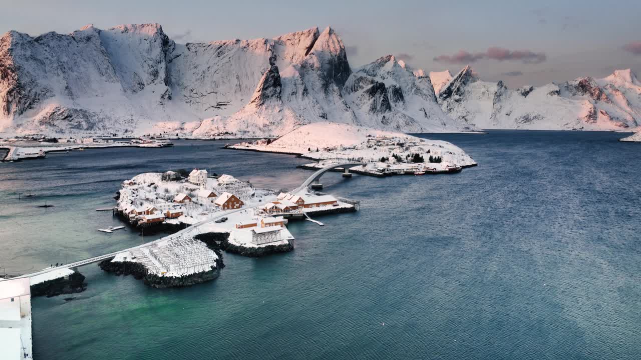 挪威罗弗敦群岛，萨克里索伊镇、莱因和壮观的弗雷德万大桥的冬季航拍全景视频下载