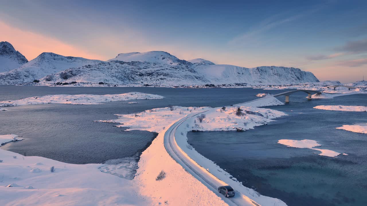 冬季航拍全景在挪威海岸和Fredvang桥，莱因，罗弗敦群岛，挪威视频视频下载