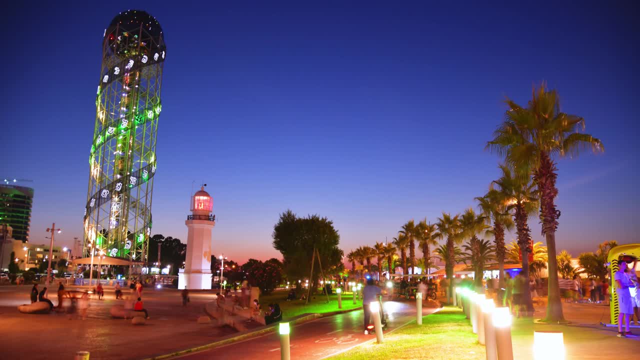 格鲁吉亚巴统——2022年8月7日:巴统城市天际线的静态夜间时间变化，从白天到晚上的蓝小时。巴统2021的延时拍摄。观光地标灯塔字母塔视频下载