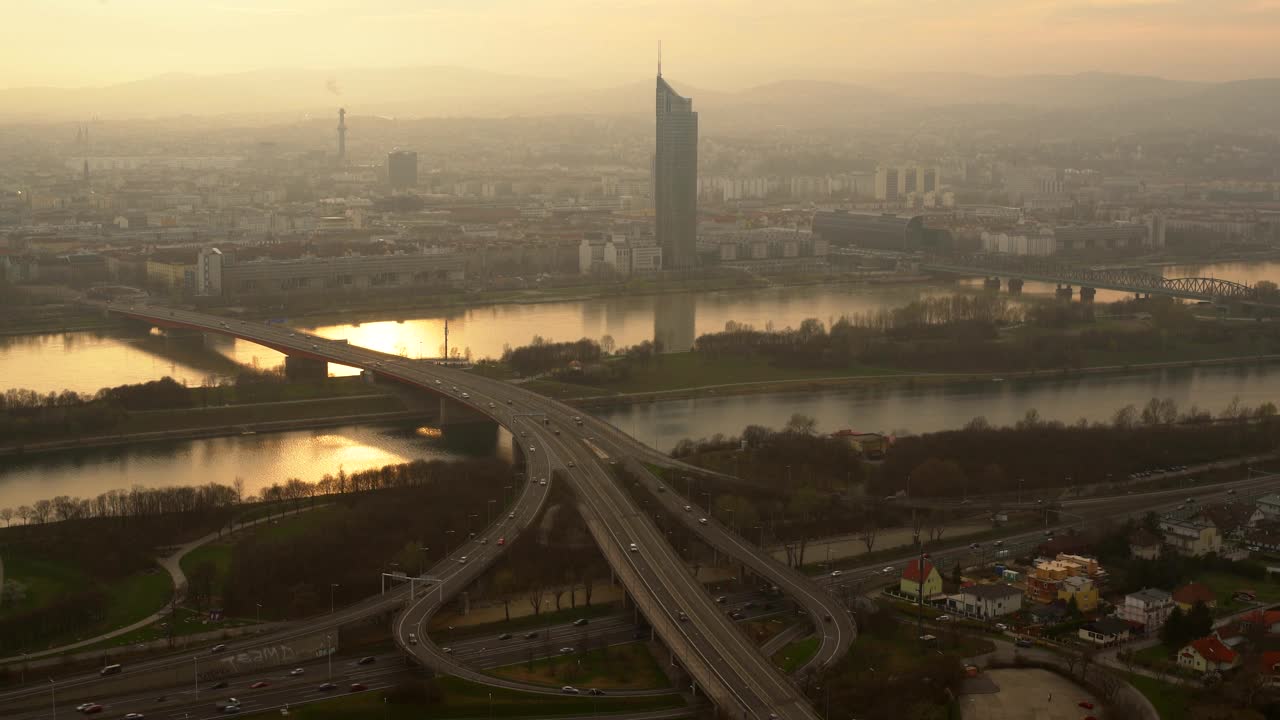 日落时分的维也纳天际线和高速公路视频下载