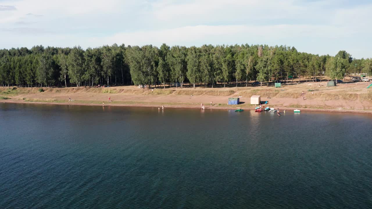 伏尔加河地区，巴什科尔托斯坦共和国，坎德利库尔湖。鸟瞰图。视频下载