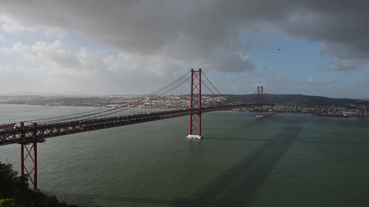 4月25日大桥是里斯本的一座悬索桥视频下载