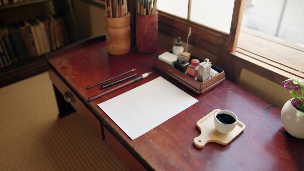 艺术，纸和书法工具在艺术家工作室与创意画笔，铅笔和墨水插图。日本sumi、文献与家隔离以绘画、创作与创意为绘画视频下载