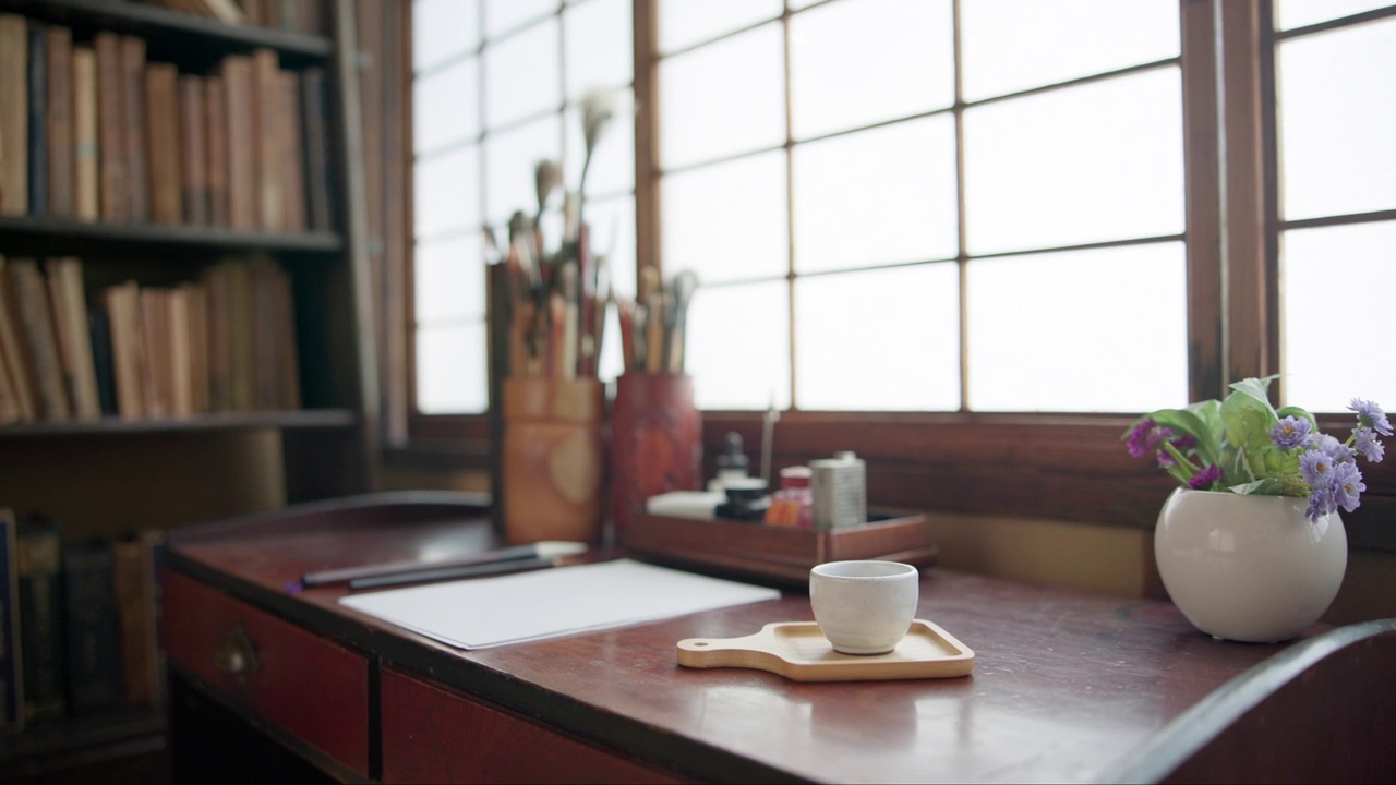 传统，日本和茶道文化或绘画工具的仪式，治疗实践或禅宗。桌子，油漆刷和榻榻米房间抹茶饮料作为健康平衡的和平，放松或健康视频下载