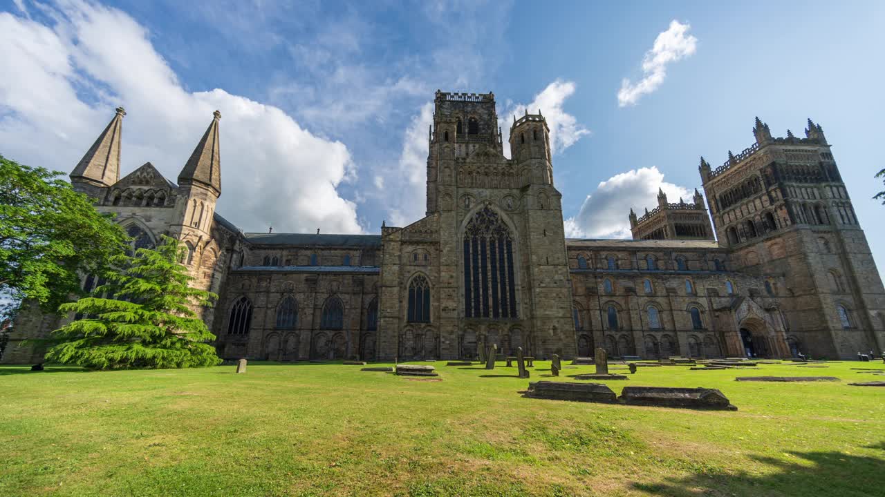 达勒姆大教堂与云和蓝天在英格兰东北部，英国- 4k延时拍摄视频下载