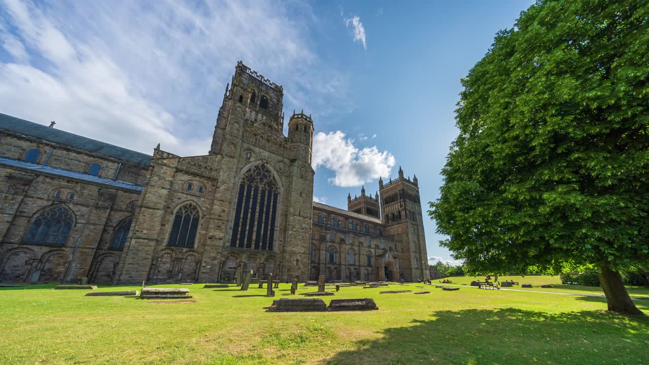 全景达勒姆大教堂与蓝天白云在英格兰东北部，英国- 4k延时拍摄视频下载