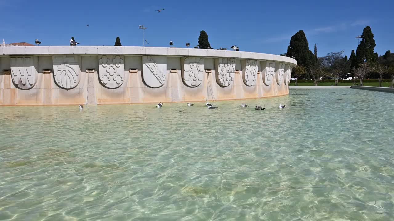 葡萄牙里斯本Jeronimos修道院前的喷泉视频下载