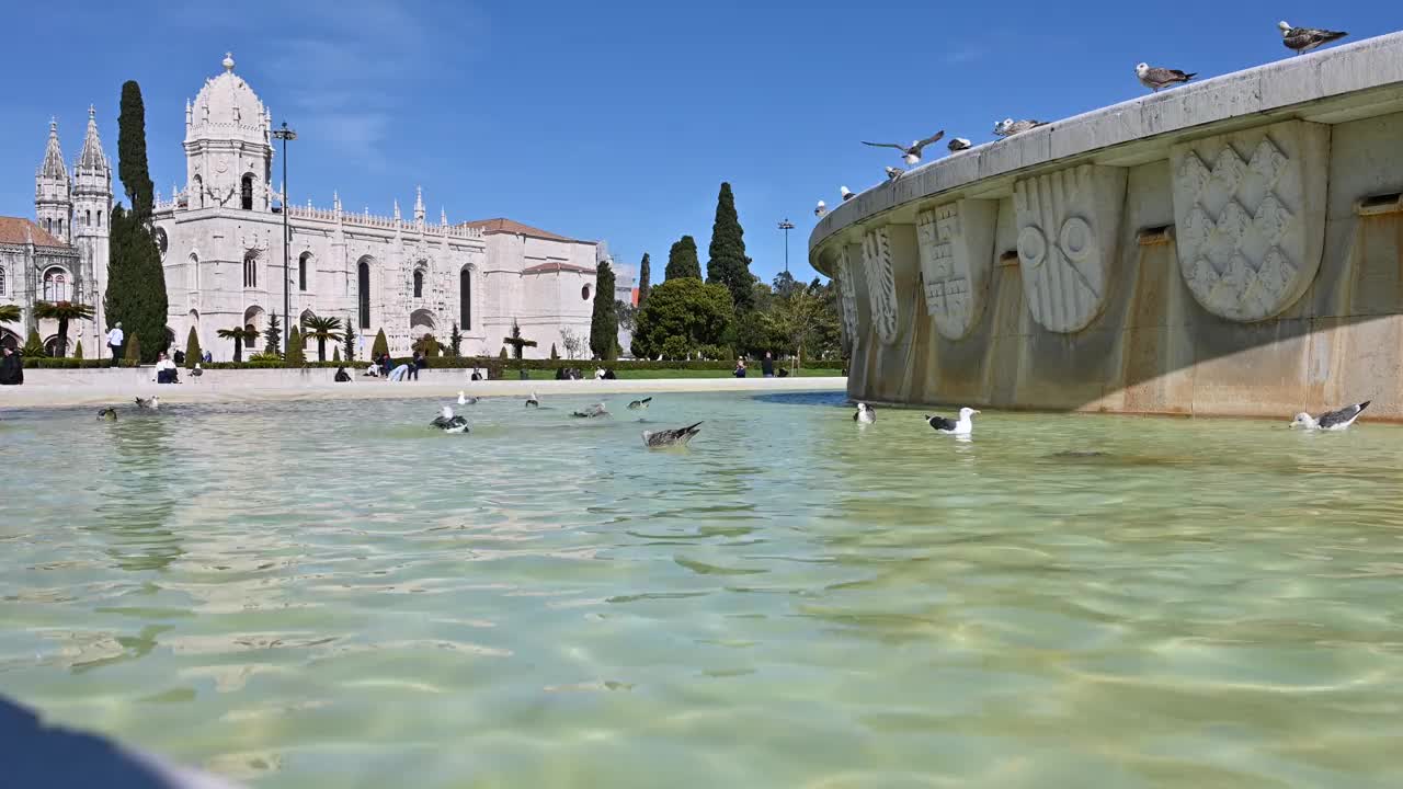 葡萄牙里斯本Jeronimos修道院前的喷泉视频下载