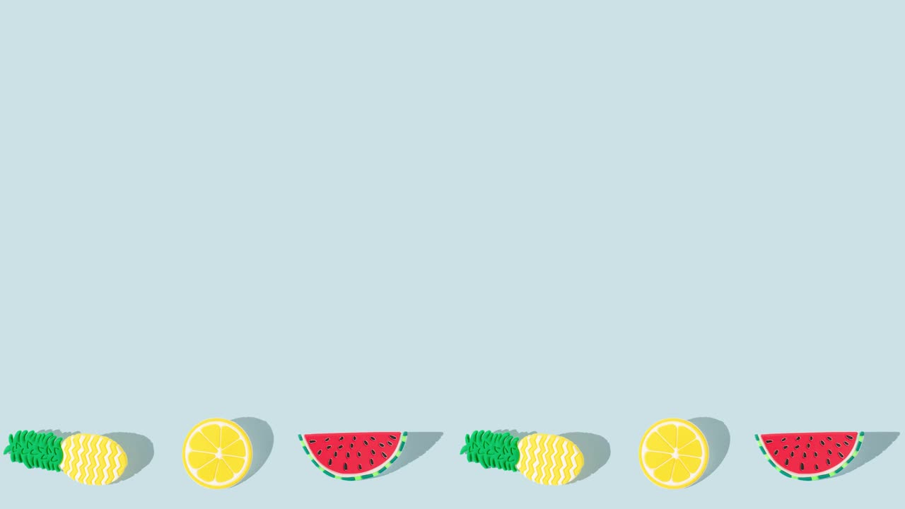 蓝色背景上水果形状的贴纸。创意夏日水果概念。副本的空间。视频下载