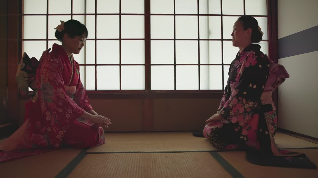 日本女性，鞠躬与传统文化有关，在地板上，茶道与善良有关。人们，在一起敬拜或在祈祷中敬敬或在平静或正念中放松身心视频下载