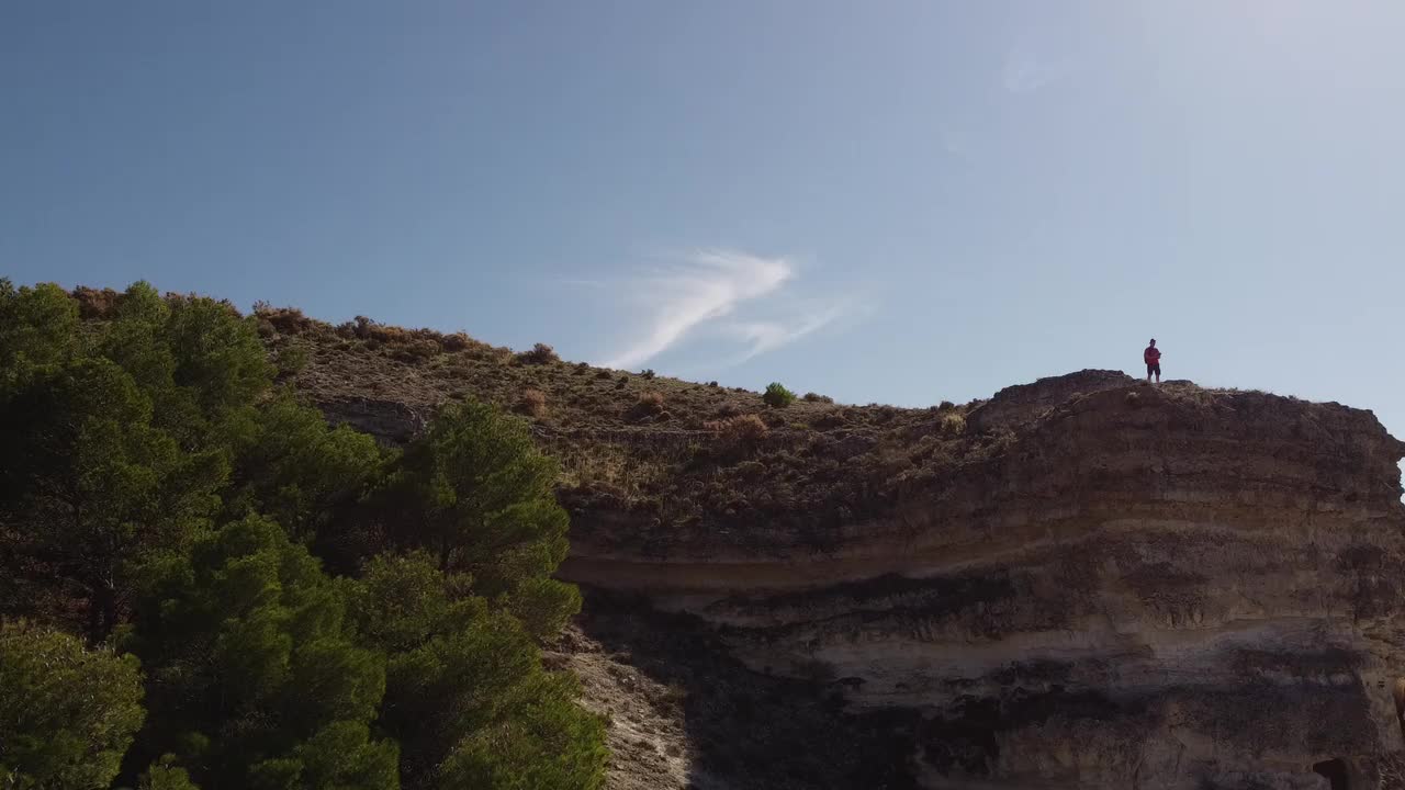 一名男子在岩石地带用无人机拍摄自己视频下载
