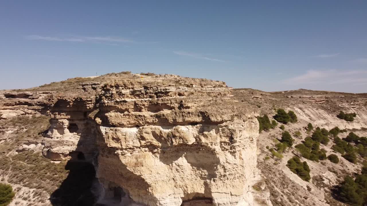 一名男子在岩石地带用无人机拍摄自己视频下载