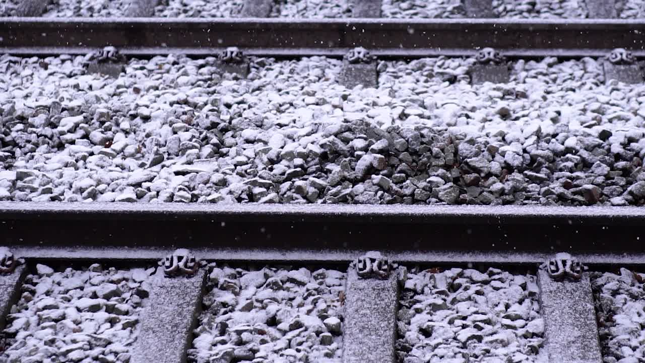 铁路。冬天的铁轨。视频下载