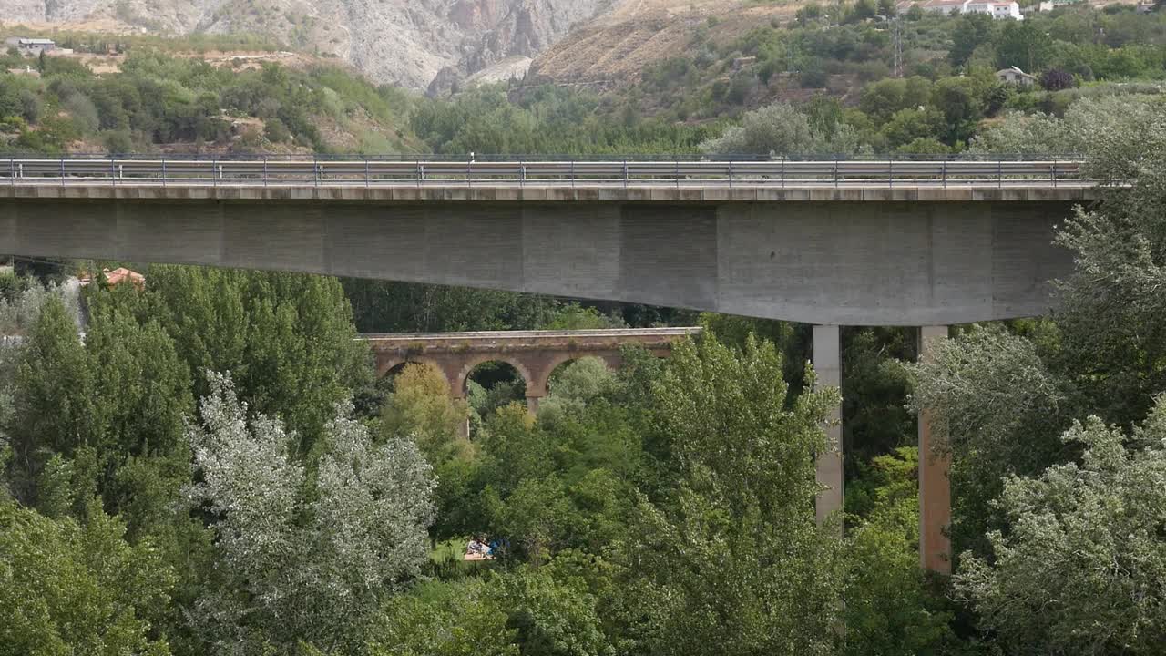 山与山之间的两座高架桥，可供车辆通行视频下载