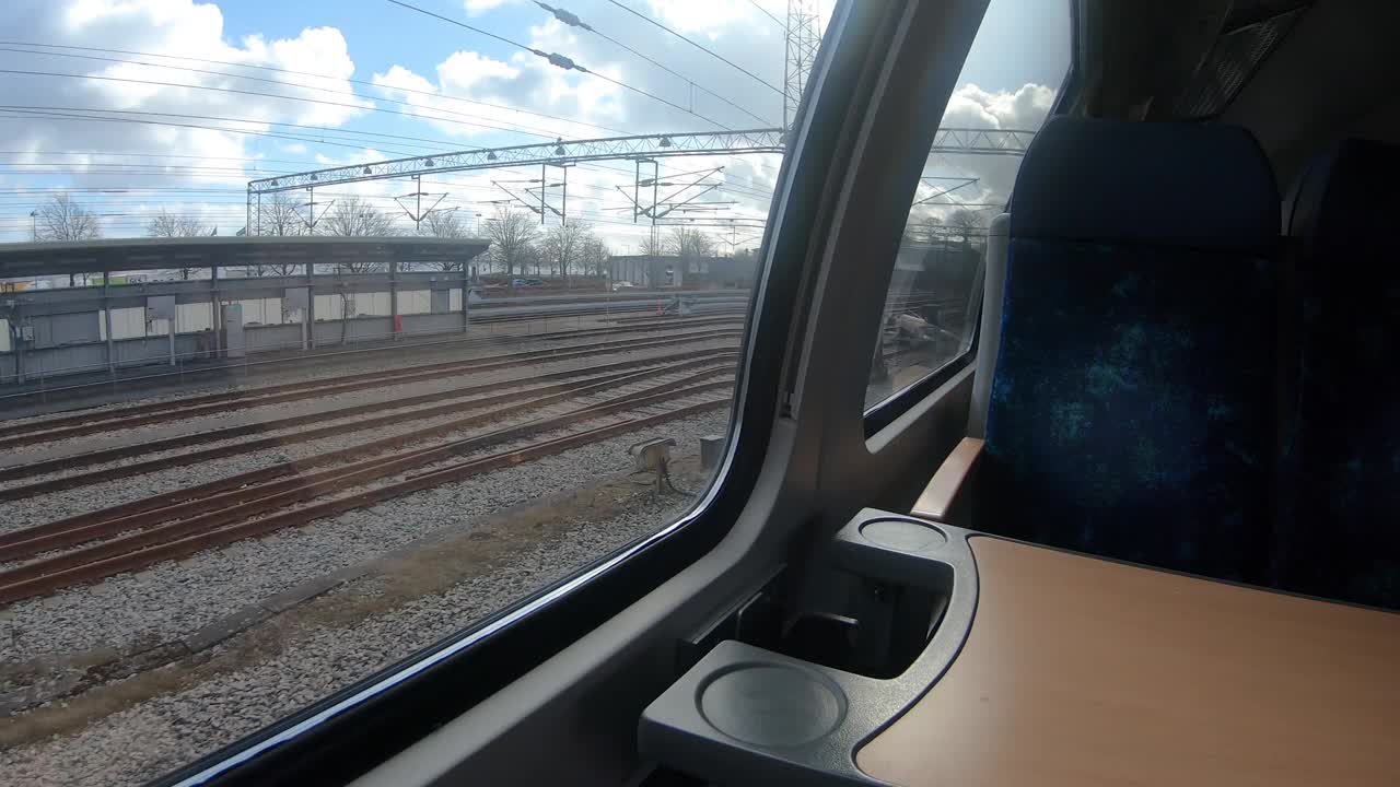 高速行驶的火车。在车厢里。窗外的景色。视频下载
