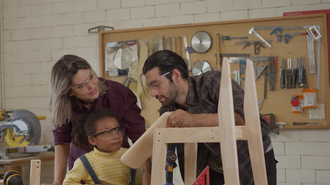 木匠家庭工作和父母教他们的孩子在家具车间。在家工作，小企业的概念。视频下载