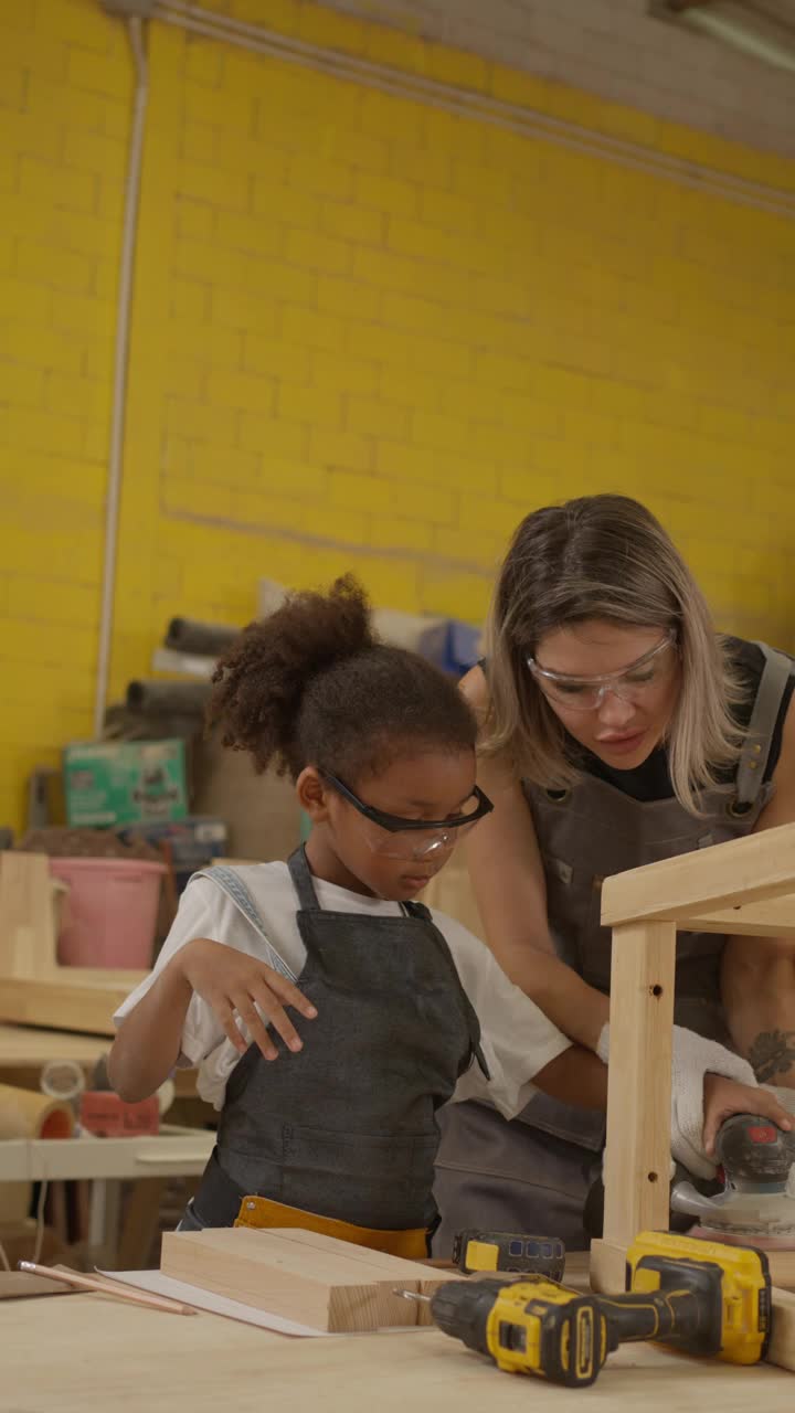 木匠家庭工作和父母教他们的孩子在家具车间。在家工作，小企业的概念。视频下载