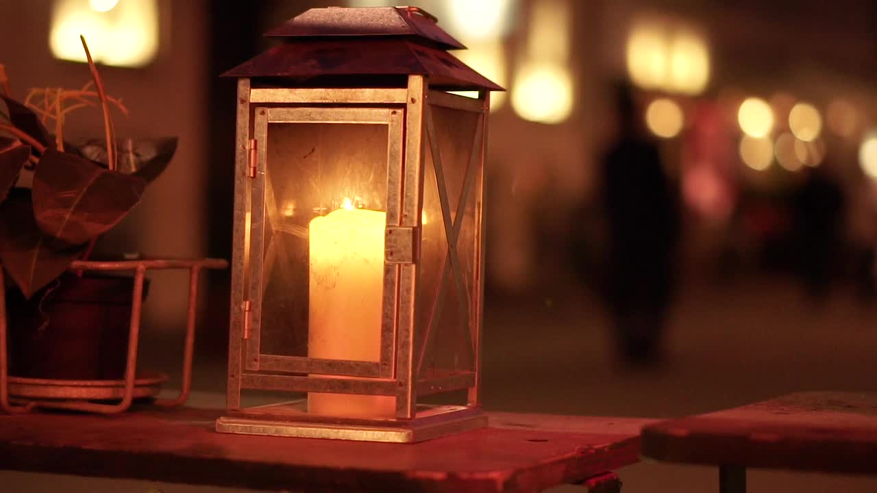 蜡烛在燃烧。烛台立在街上。特写镜头。视频下载