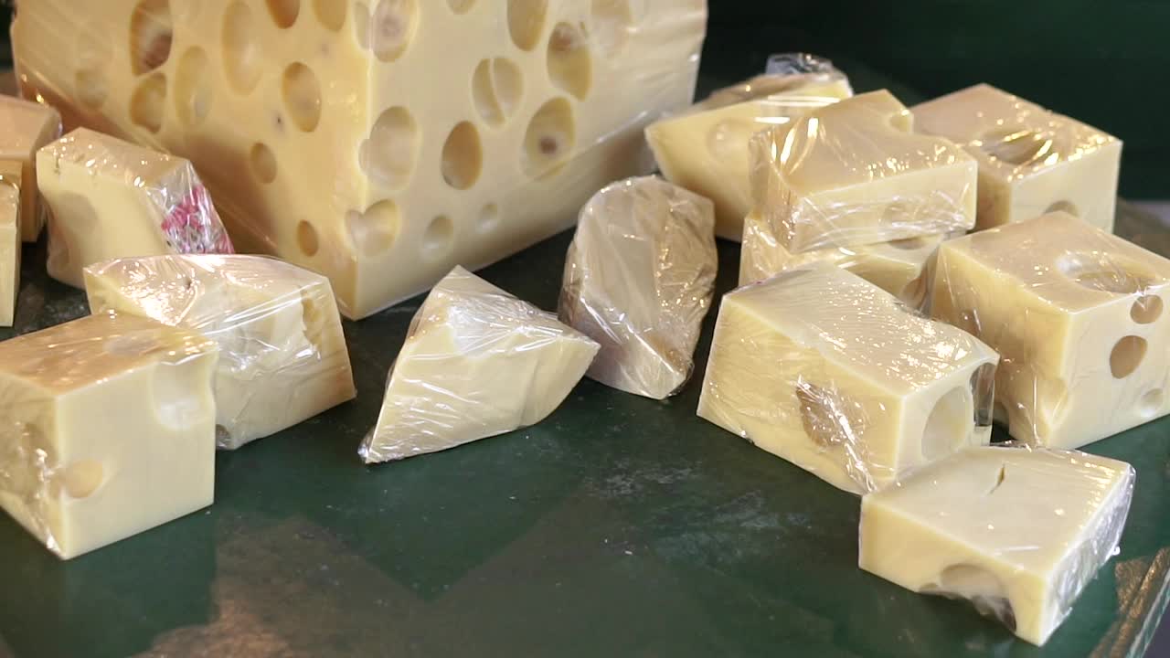 奶酪头。奶酪柜台。有大洞的黄色奶酪。视频下载