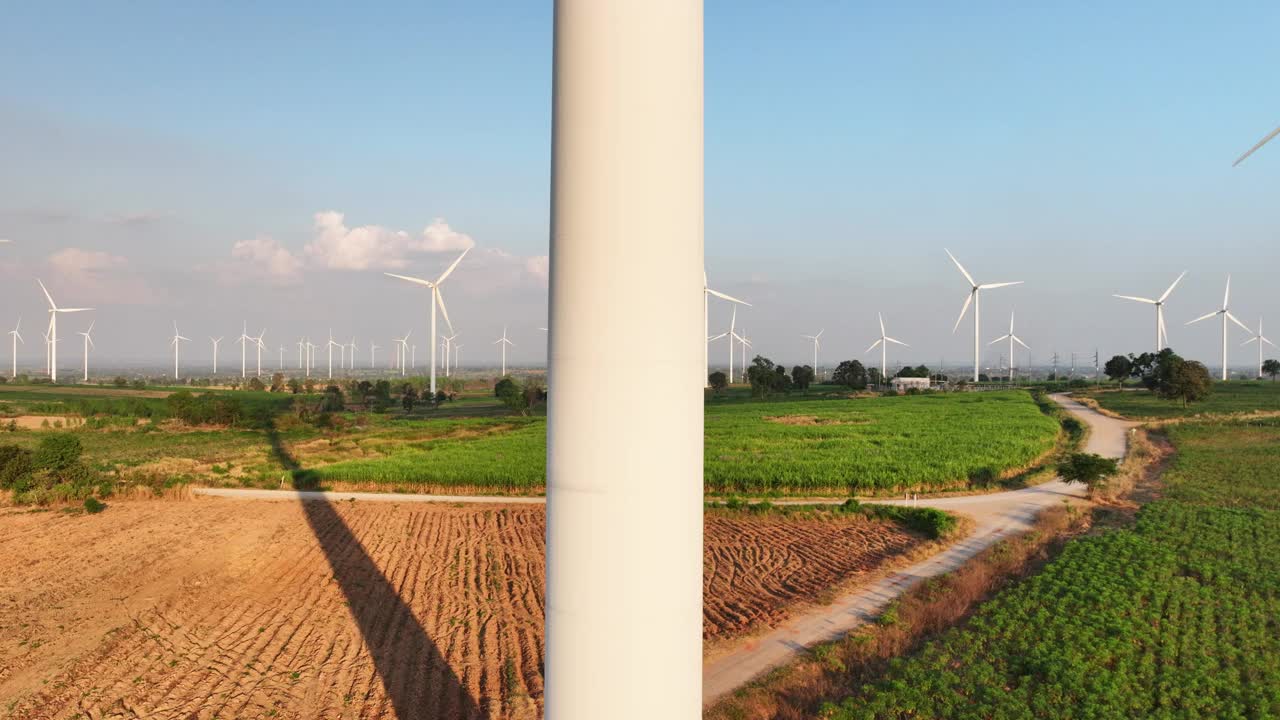 创新能源解决方案:风力涡轮机和可持续发展的商业演示，风力涡轮机发电机鸟瞰图。全球变暖，碳信用，ESG业务。发电机背面。视频下载
